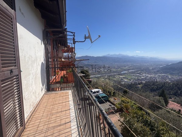appartamento in vendita a Follo in zona Follo Alto