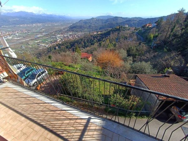 appartamento in vendita a Follo