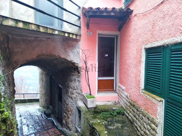 appartamento in vendita a Follo in zona Follo Alto
