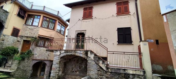 appartamento in vendita a Follo in zona Carnea