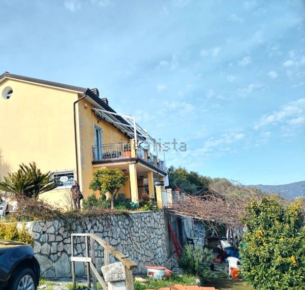 casa indipendente in vendita a Follo in zona Follo Alto