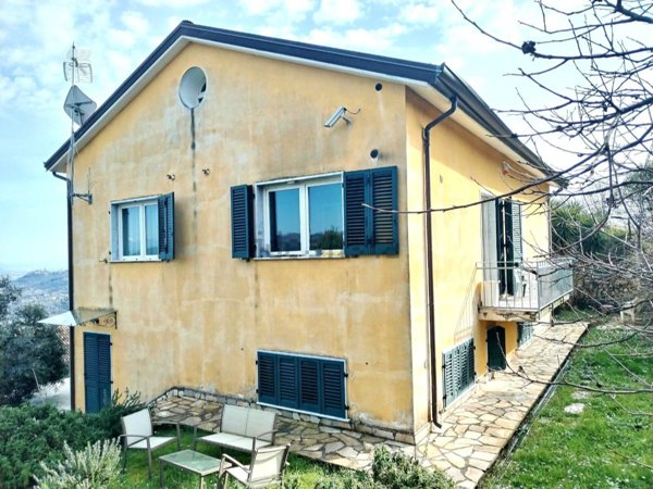 casa indipendente in vendita a Follo in zona Follo Alto