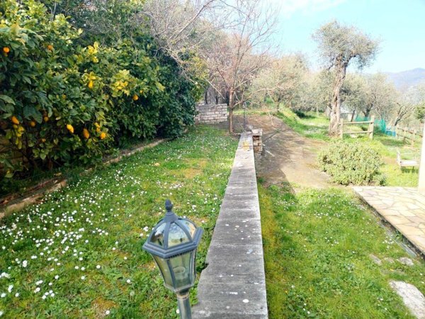 casa indipendente in vendita a Follo in zona Follo Alto