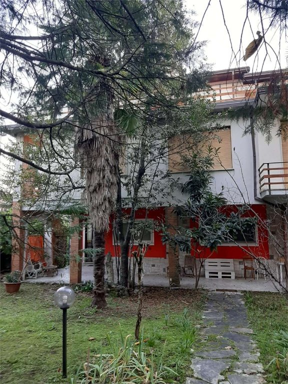 casa indipendente in vendita a Follo
