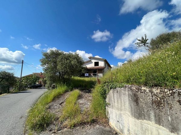 casa indipendente in vendita a Follo in zona Follo Alto