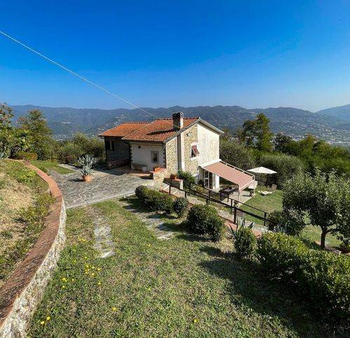 casa indipendente in vendita a Follo