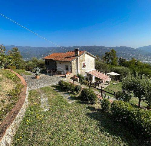 casa indipendente in vendita a Follo