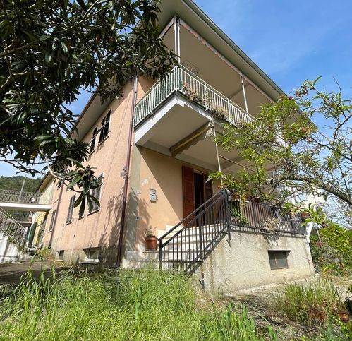 appartamento in vendita a Follo in zona Valdurasca