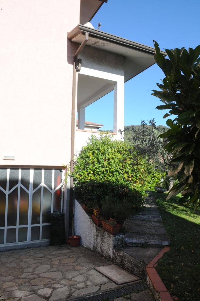 casa indipendente in vendita a Follo