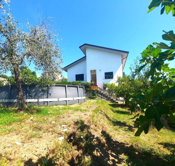 appartamento in vendita a Follo in zona Follo Alto
