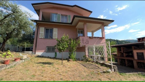 pentavano in vendita a Follo in zona Piana Battolla