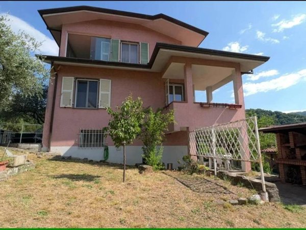 pentavano in vendita a Follo in zona Piana Battolla