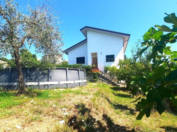 appartamento in vendita a Follo in zona Follo Alto