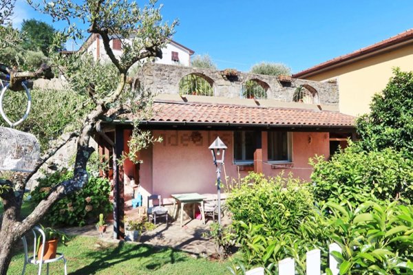 casa semindipendente in vendita a Follo