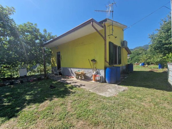 casa indipendente in vendita a Follo