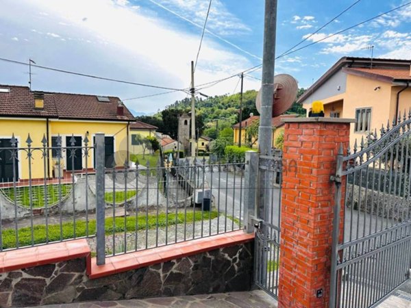 casa indipendente in vendita a Follo