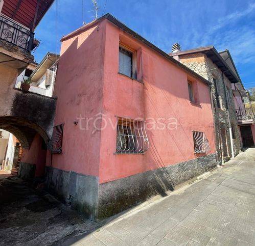 casa indipendente in vendita a Follo