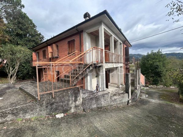 casa indipendente in vendita a Follo