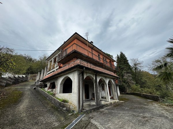 casa indipendente in vendita a Follo