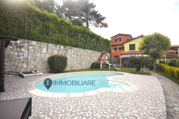 casa indipendente in vendita a Follo