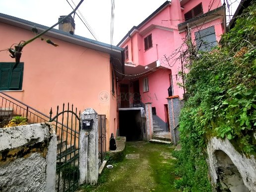 appartamento in vendita a Follo in zona Tivegna