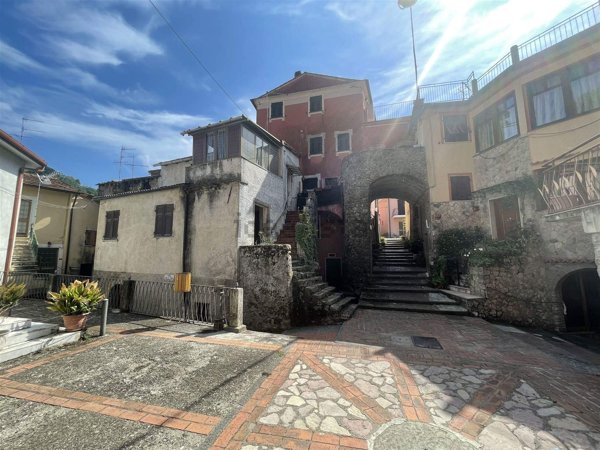 appartamento in vendita a Follo in zona Carnea