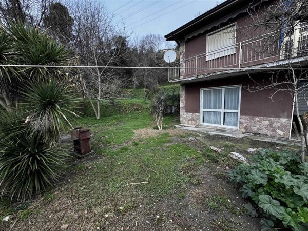 casa indipendente in vendita a Follo in zona Piana Battolla