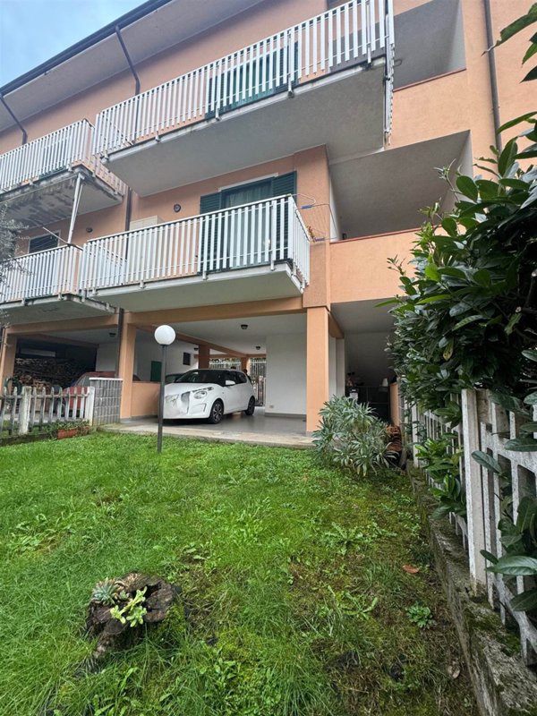 casa indipendente in vendita a Follo in zona Piana Battolla