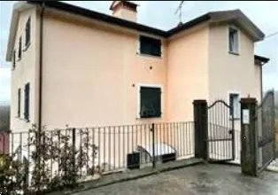 appartamento in vendita a Follo in zona Piana Battolla