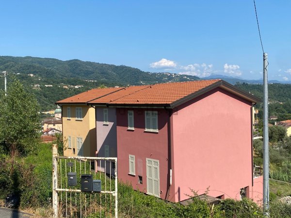 casa semindipendente in vendita a Follo in zona Piana Battolla