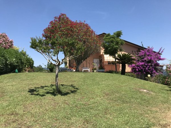 casa indipendente in vendita a Follo