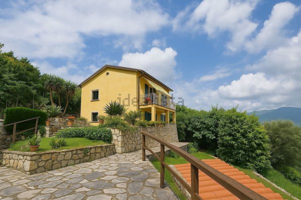 casa indipendente in vendita a Follo