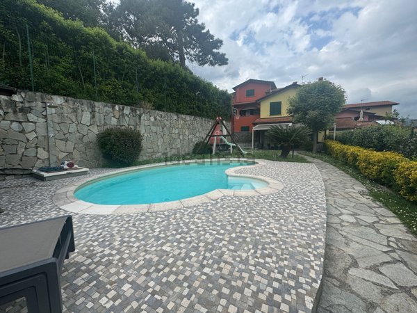 casa indipendente in vendita a Follo in zona Follo Alto