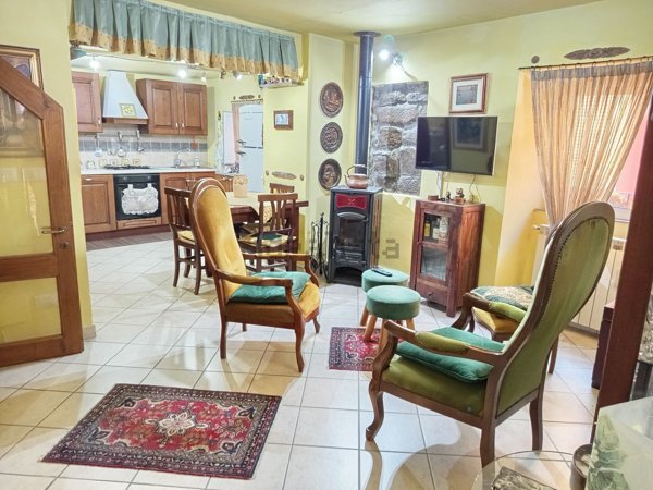 esavano in vendita a Follo in zona Follo Alto