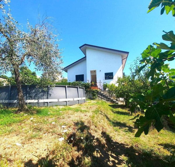 casa indipendente in vendita a Follo in zona Follo Alto