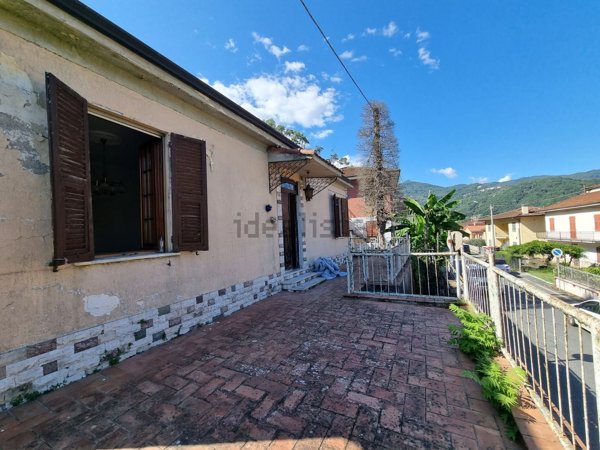 casa indipendente in vendita a Follo in zona Piana Battolla