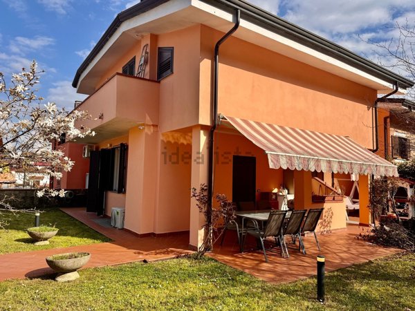 casa semindipendente in vendita a Follo