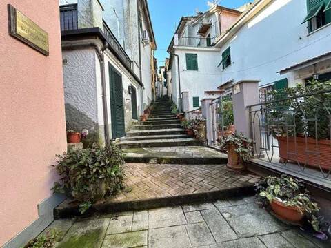 appartamento in vendita a Follo in zona Bastremoli