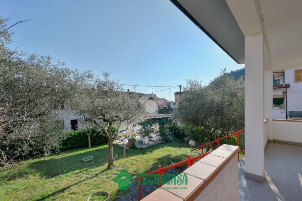 casa indipendente in vendita a Follo in zona Piana Battolla
