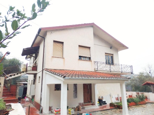 casa indipendente in vendita a Follo in zona Sorbolo