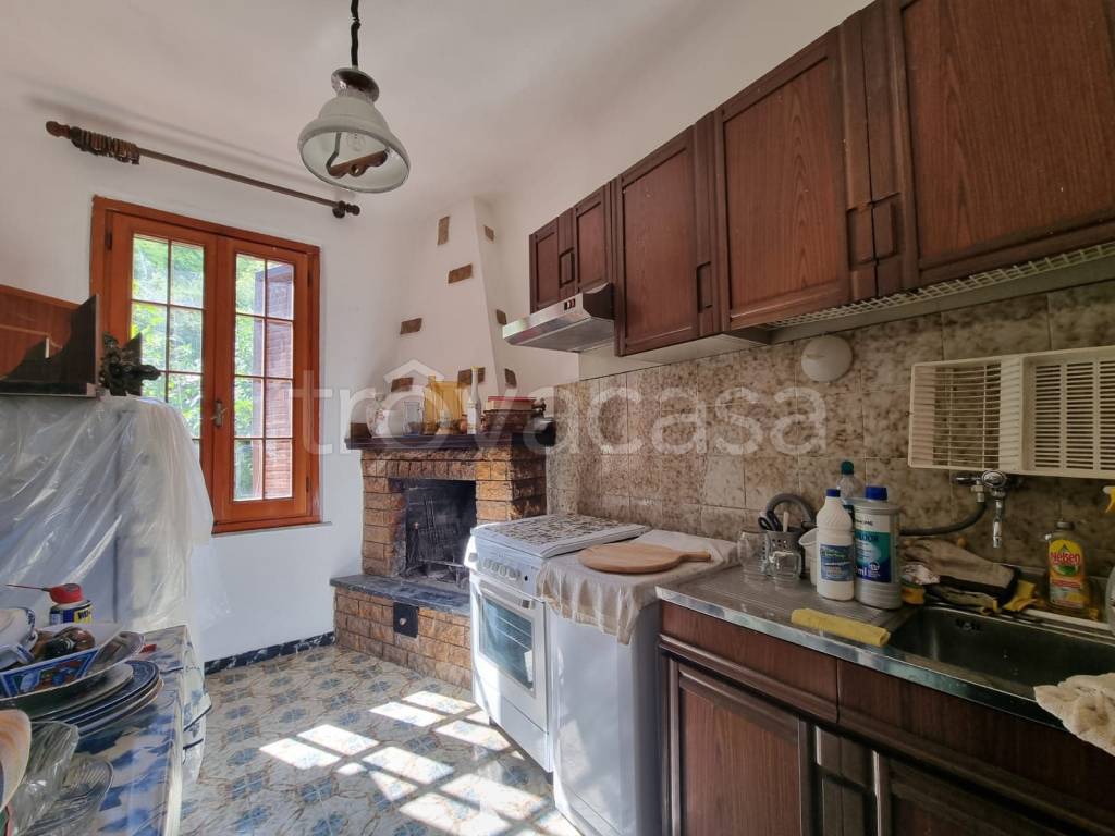 casa indipendente in vendita a Follo in zona Piana Battolla