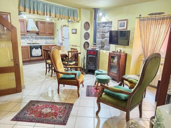 casa indipendente in vendita a Follo in zona Follo Alto