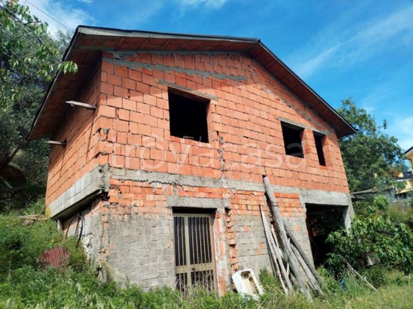 appartamento in vendita a Follo in zona Tivegna