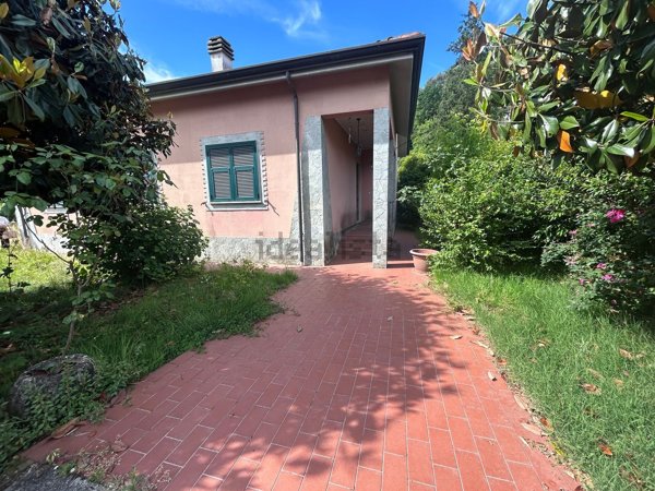 casa indipendente in vendita a Follo in zona Piana Battolla