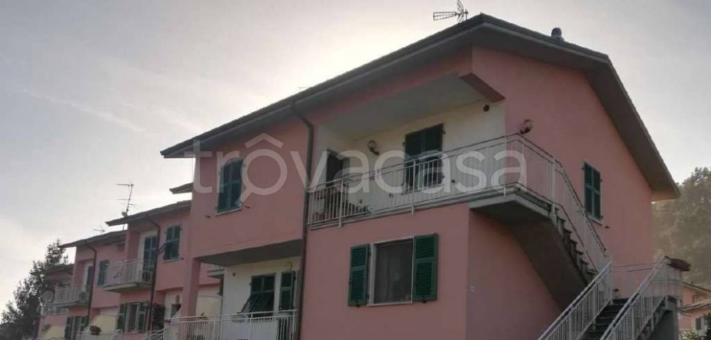 intera palazzina in vendita a Follo in zona Piana Battolla