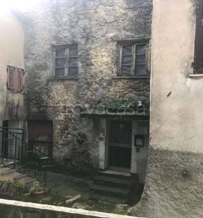appartamento in vendita a Follo in zona Carnea