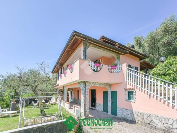 casa indipendente in vendita a Follo in zona Carnea