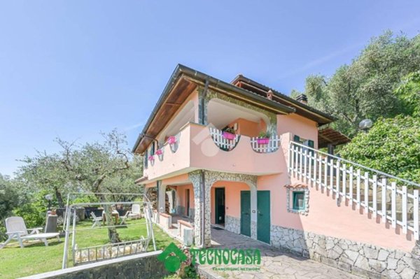 casa indipendente in vendita a Follo in zona Carnea