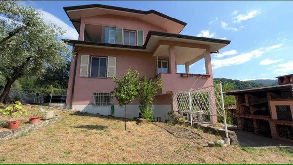 casa indipendente in vendita a Follo in zona Piana Battolla