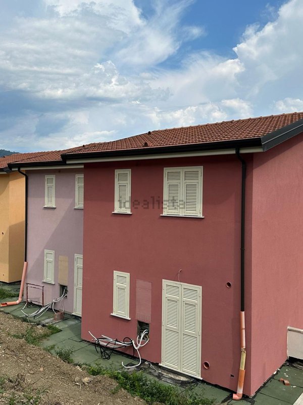 casa indipendente in vendita a Follo in zona Piana Battolla